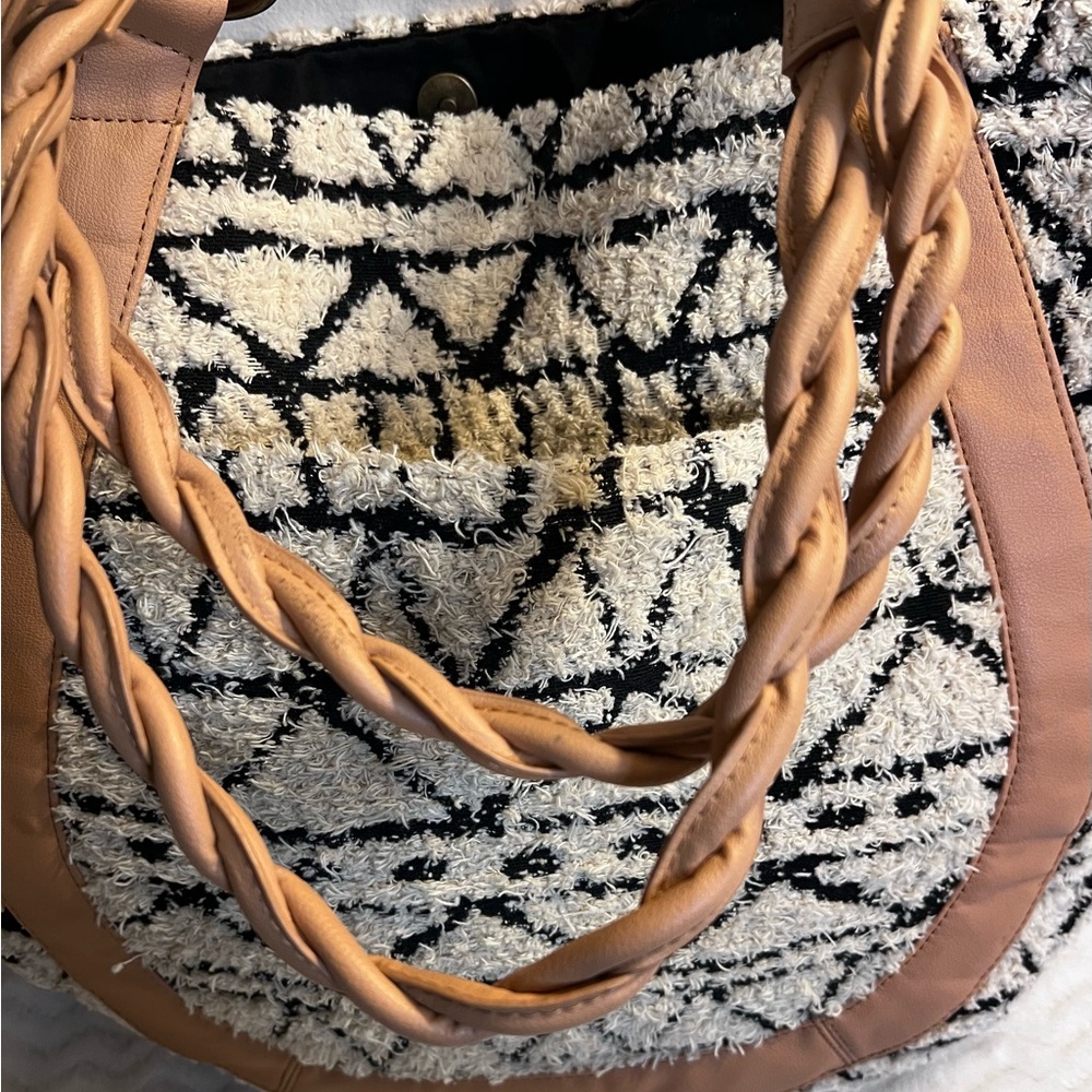 Nwot Universal Thread Geometric Patterned Tote Ba… - image 3